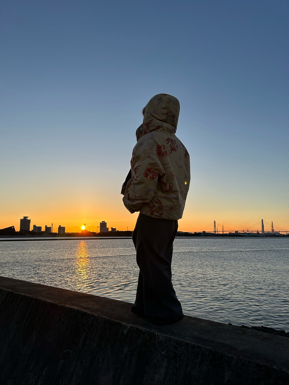 その他のジャケット/アウター、グレー系のパンツ、ベージュ系のマフラーを着用したレディースの春コーディネートの2枚目の写真