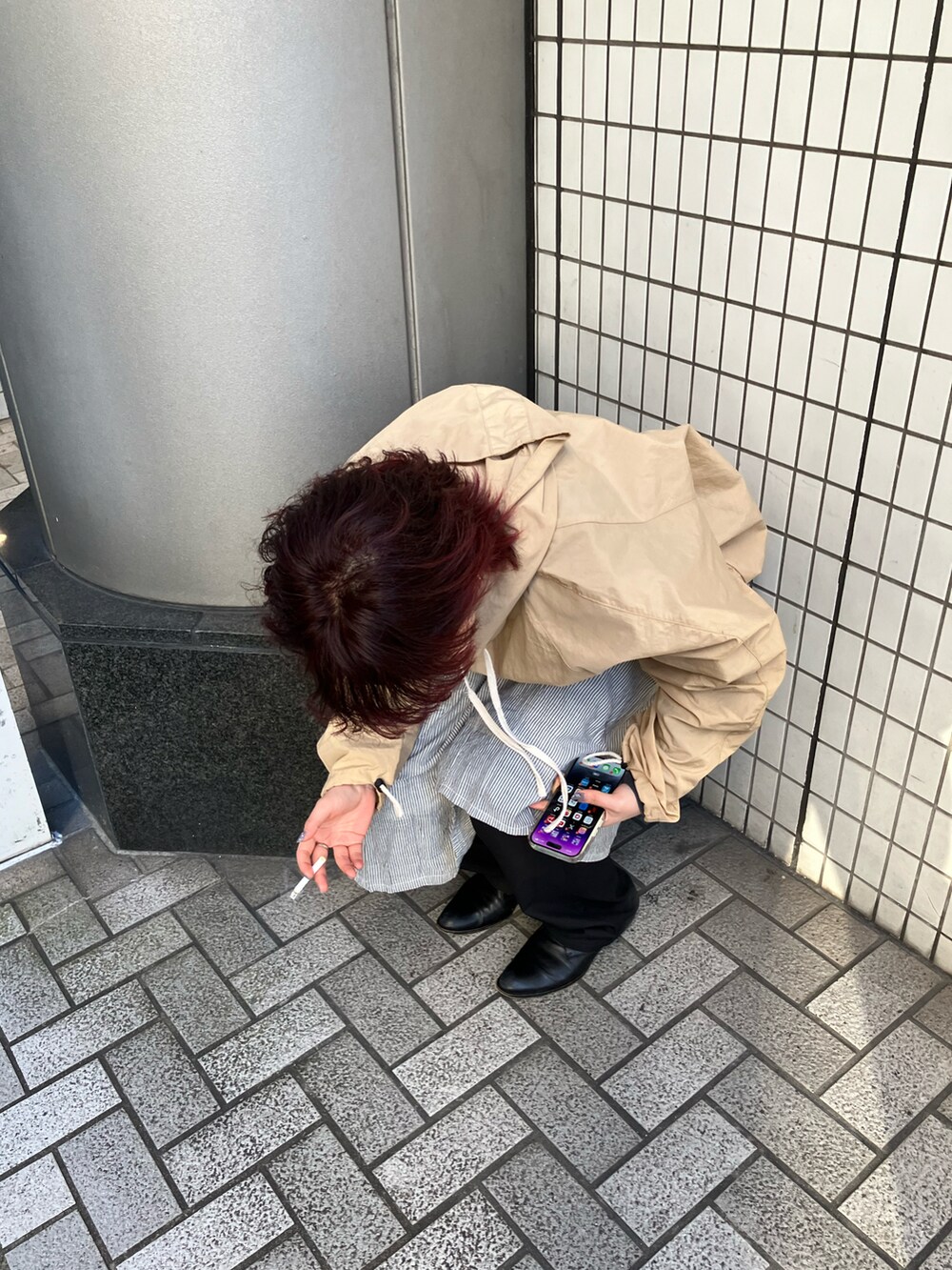 ベージュ系のトップス、ブラック系のパンツを着用したレディースの春コーディネートの2枚目の写真