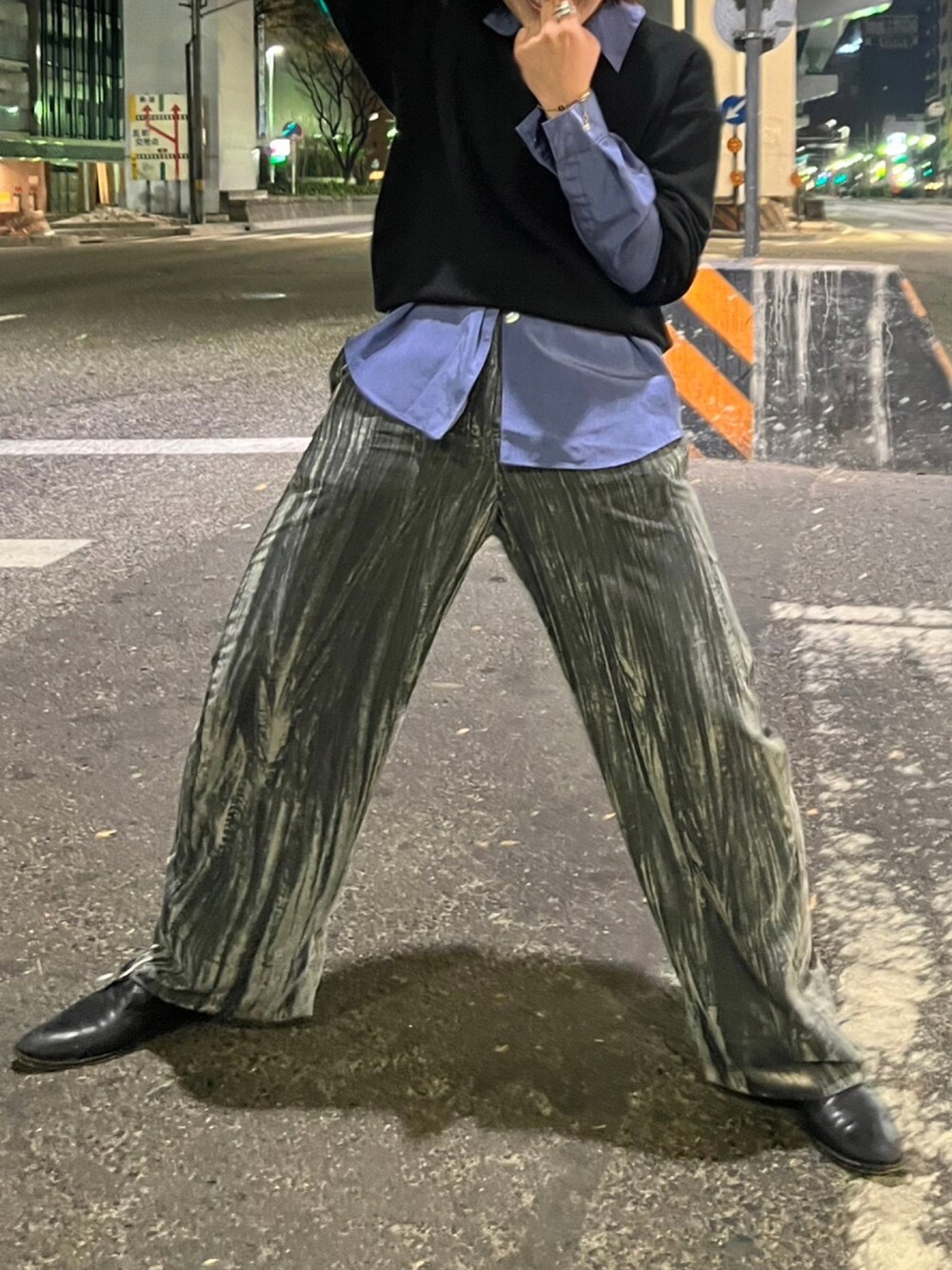 シルバー系のパンツ、ブルー系のシャツ/ブラウスを着用したレディースの春コーディネートの2枚目の写真