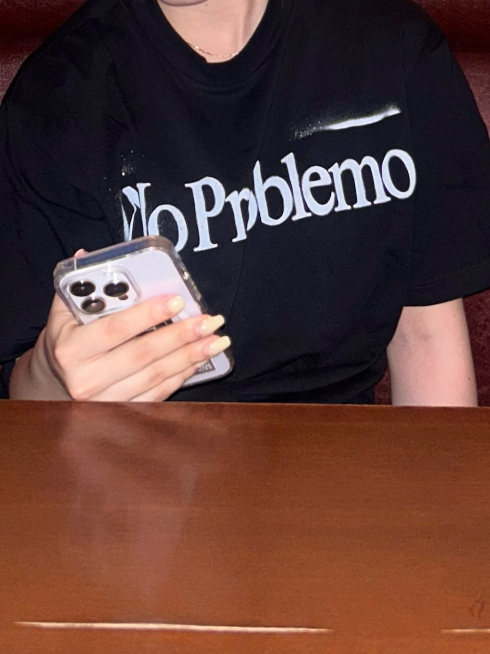 ブラック系のTシャツ/カットソー、ホワイト系のパンツ、ブルー系のシューズを着用したレディースの春コーディネートの2枚目の写真