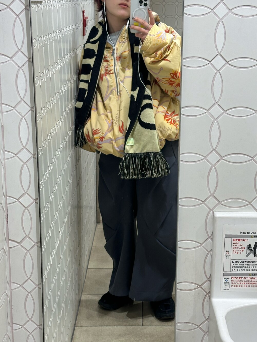 その他のジャケット/アウター、グレー系のパンツ、ベージュ系のマフラーを着用したレディースの春コーディネートの3枚目の写真