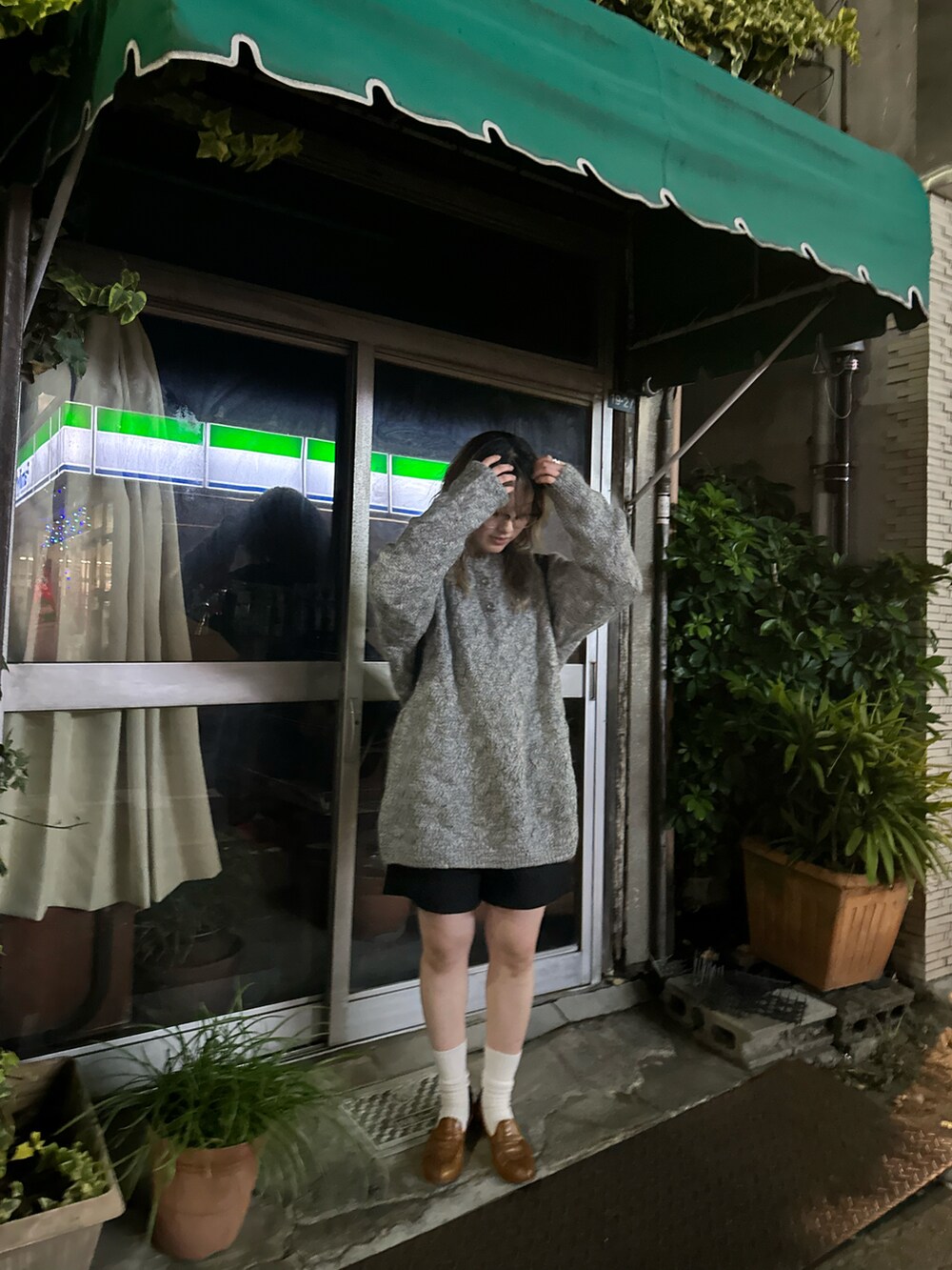 ブラック系のバックパック/リュック、グレー系のニット/セーターを着用したレディースの春コーディネートの2枚目の写真