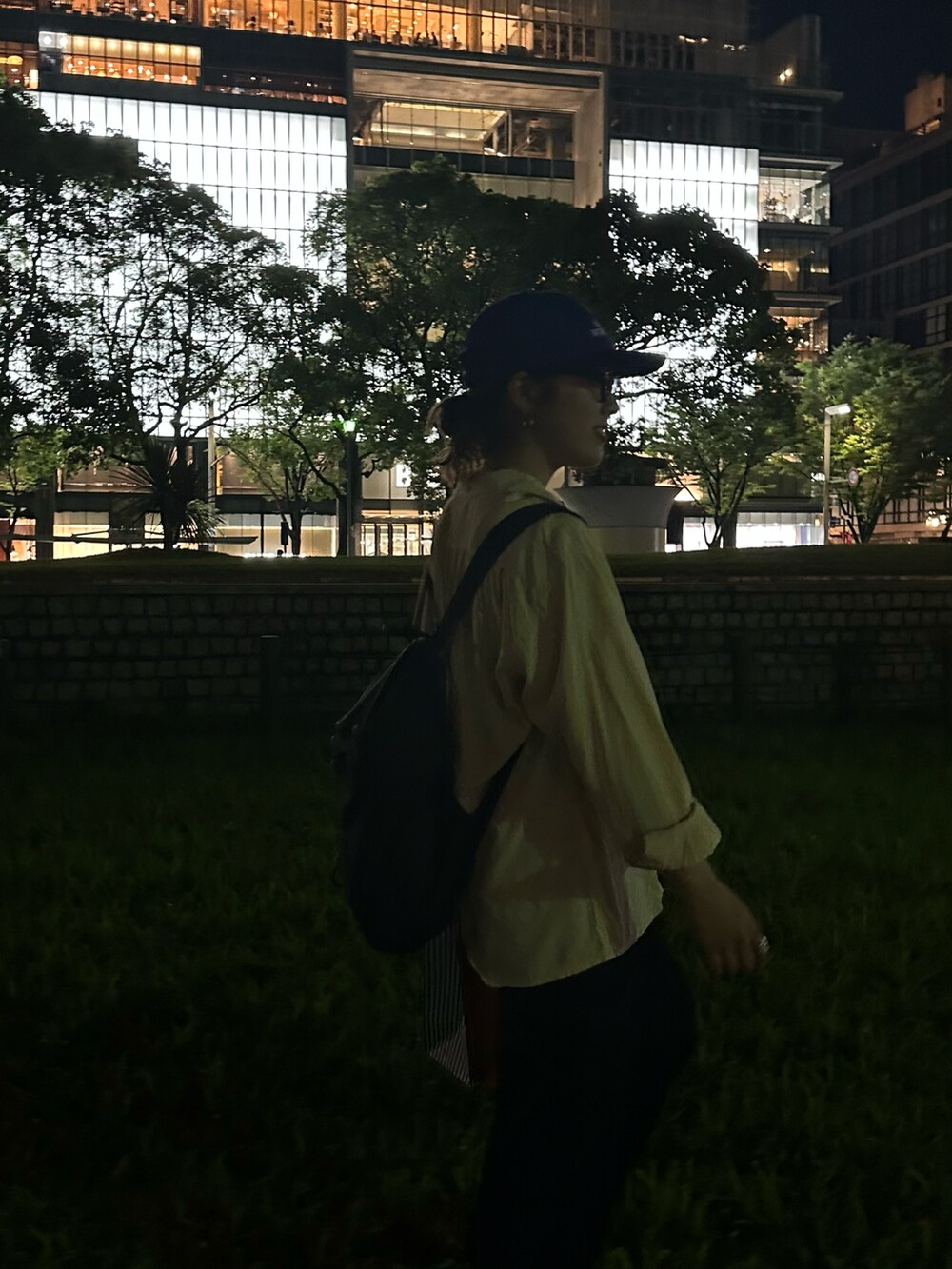 イエロー系のシャツ/ブラウス、ブルー系の帽子を着用したレディースの春コーディネートの2枚目の写真