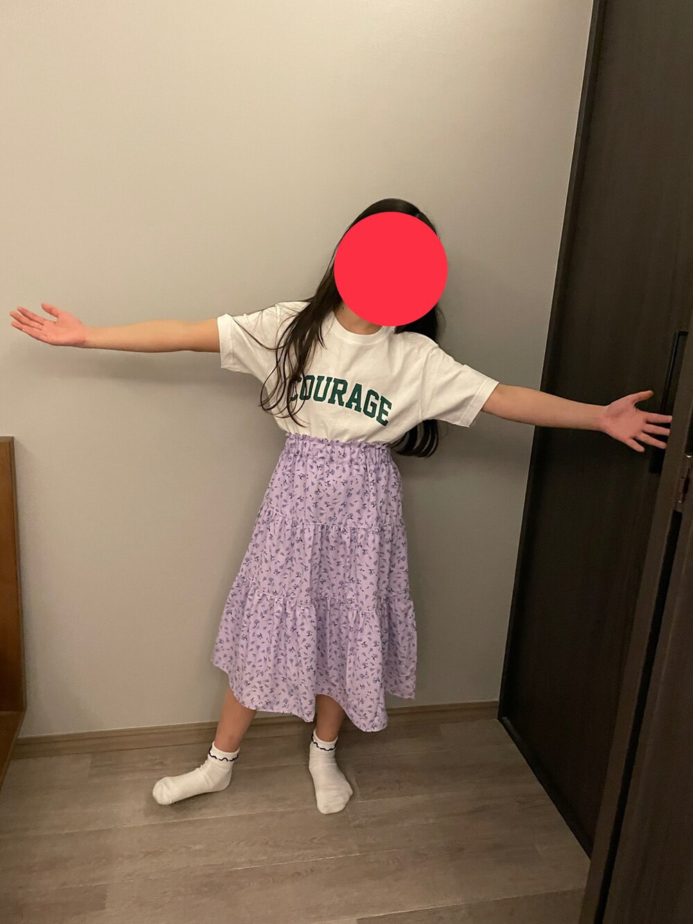 ホワイト系のTシャツ/カットソー、パープル系のスカート、ホワイト系のソックス/靴下を着用したキッズの春コーディネートの2枚目の写真