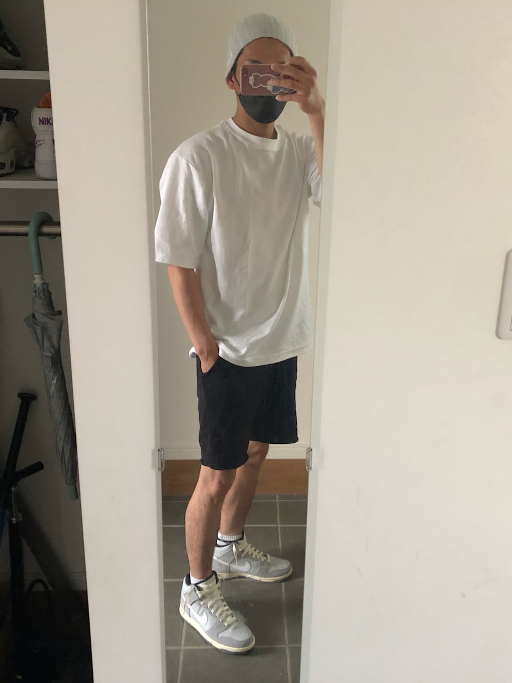 「夏コーデ、シンプルコーデ、UNIQLO、プチプラ、スニーカー、ナイキ、ダンク ハイ、カルチャーデイ、短パン、ビーニー、夏ニット、今日のコーデ、ストリートコーデ、父、Tシャツ」｜「UNIQLOのエアリズムコットンオーバーサイズTシャツ（5分袖）（Tシャツ/カットソー、ホワイト系）」を使った、kgさん（メンズ・171cm）の夏コーディネートの2枚目の写真