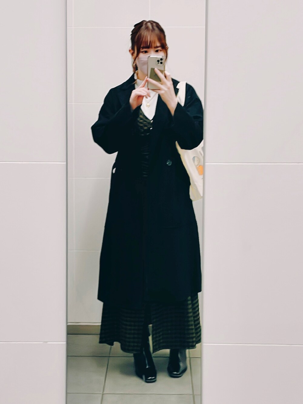 グリーン系のワンピース/ドレス、ブラック系のブーツ、ゴールド系のネックレスを着用したレディースの春コーディネートの2枚目の写真