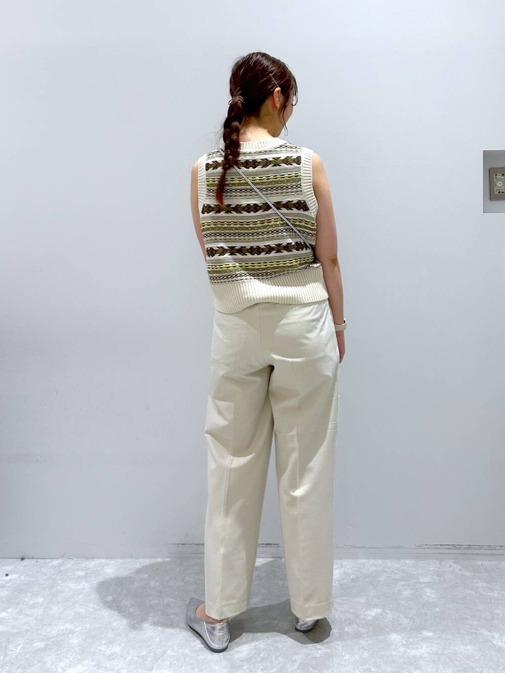 シルバー系のショルダーバッグ、ホワイト系のその他パンツ、ホワイト系のベストを着用したレディースの夏コーディネートの2枚目の写真