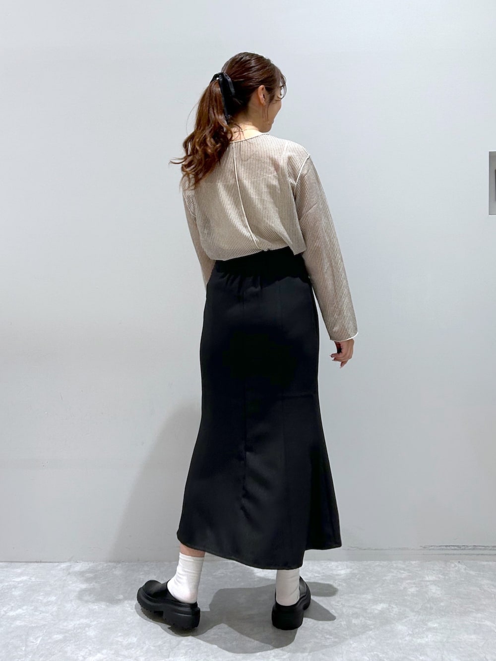「ローリーズファーム(LOWRYS FARM)、ローリーズファーム、シアートップス、マーメイドスカート、秋コーデ、夏秋コーデ、クロッグ」｜「LOWRYS FARMの2WAYシアーラッセルロングスリーブ　191371（シャツ/ブラウス、ホワイト系）」を使った、minoriさん（レディース・168cm）の秋コーディネートの2枚目の写真