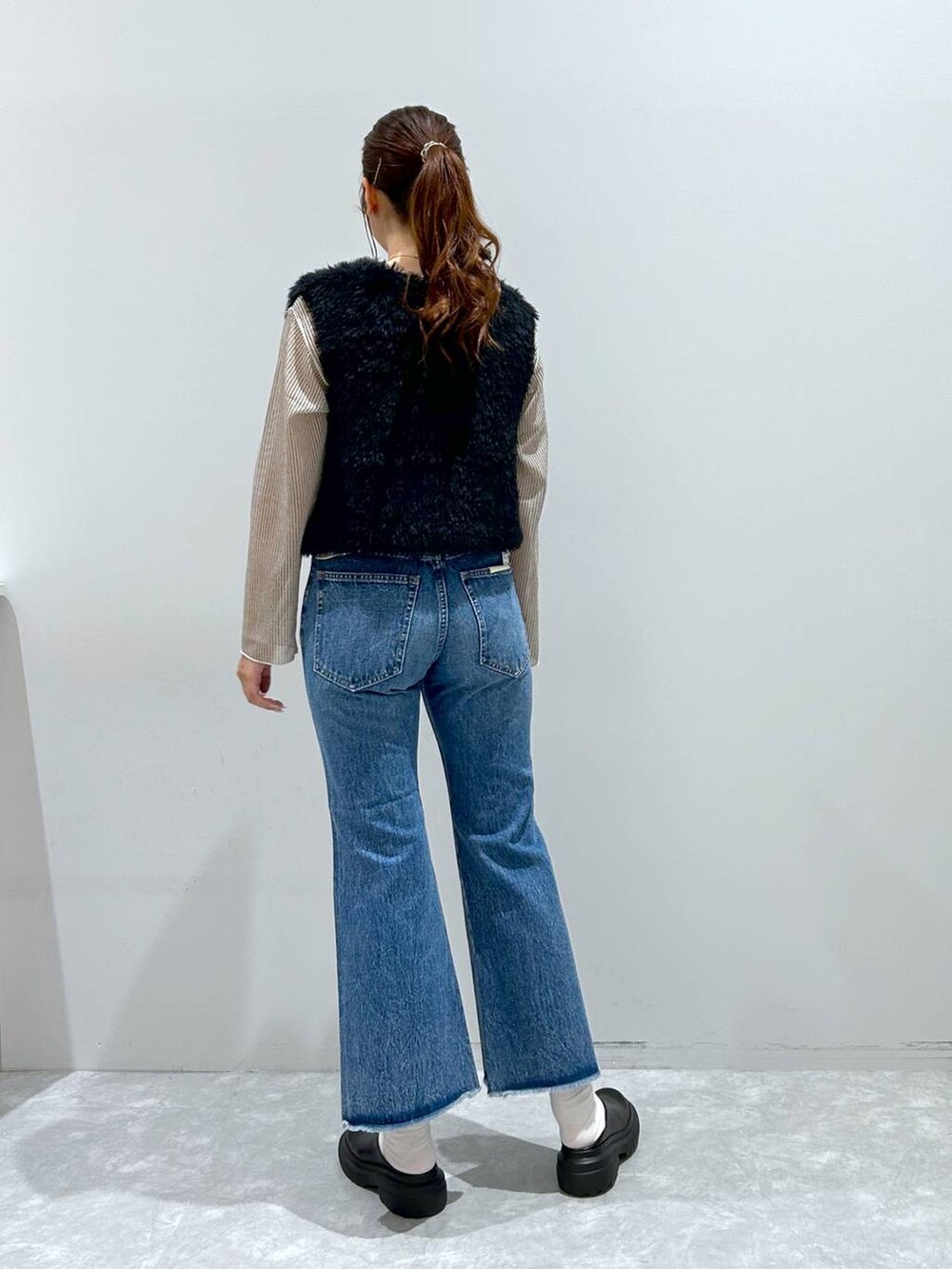 「女子ウケ、高身長、体型カバー、ワンマイル、ローリーズスタイル_LOWRYS FARM、大人女子カジュアル_LOWRYS FARM、着痩せ、カジュアル、LOWRYS FARM、着痩せ・細見え、デニムパンツ、ベスト、夏コーデ、秋コーデ」|「LOWRYS FARMの2WAYシアーラッセルロングスリーブ 191371(シャツ/ブラウス、ホワイト系)」を使った、minoriさん(レディース・168cm)の夏コーディネートの2枚目の写真