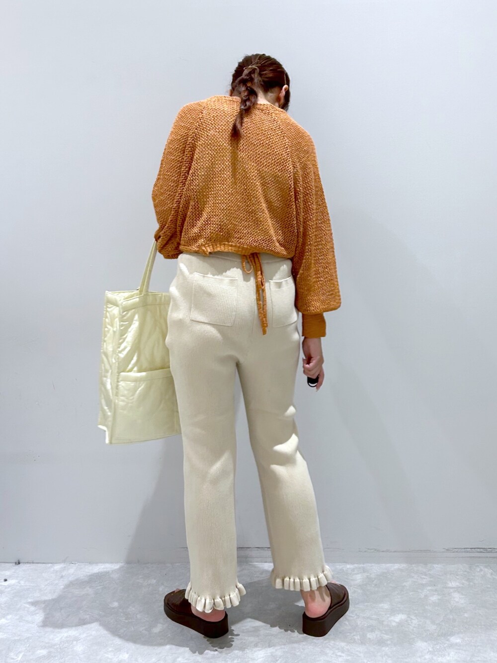 「ローリーズファーム(LOWRYS FARM)、ローリーズファーム、ボレロカーデ、メッシュボレロ、ニットパンツ、スソフリル、カンドウフィットサンダル」｜「LOWRYS FARMのブークレメッシュボレロ６Ｓ　704162（カーディガン/ボレロ、オレンジ系）」を使った、minoriさん（レディース・168cm）の夏コーディネートの2枚目の写真