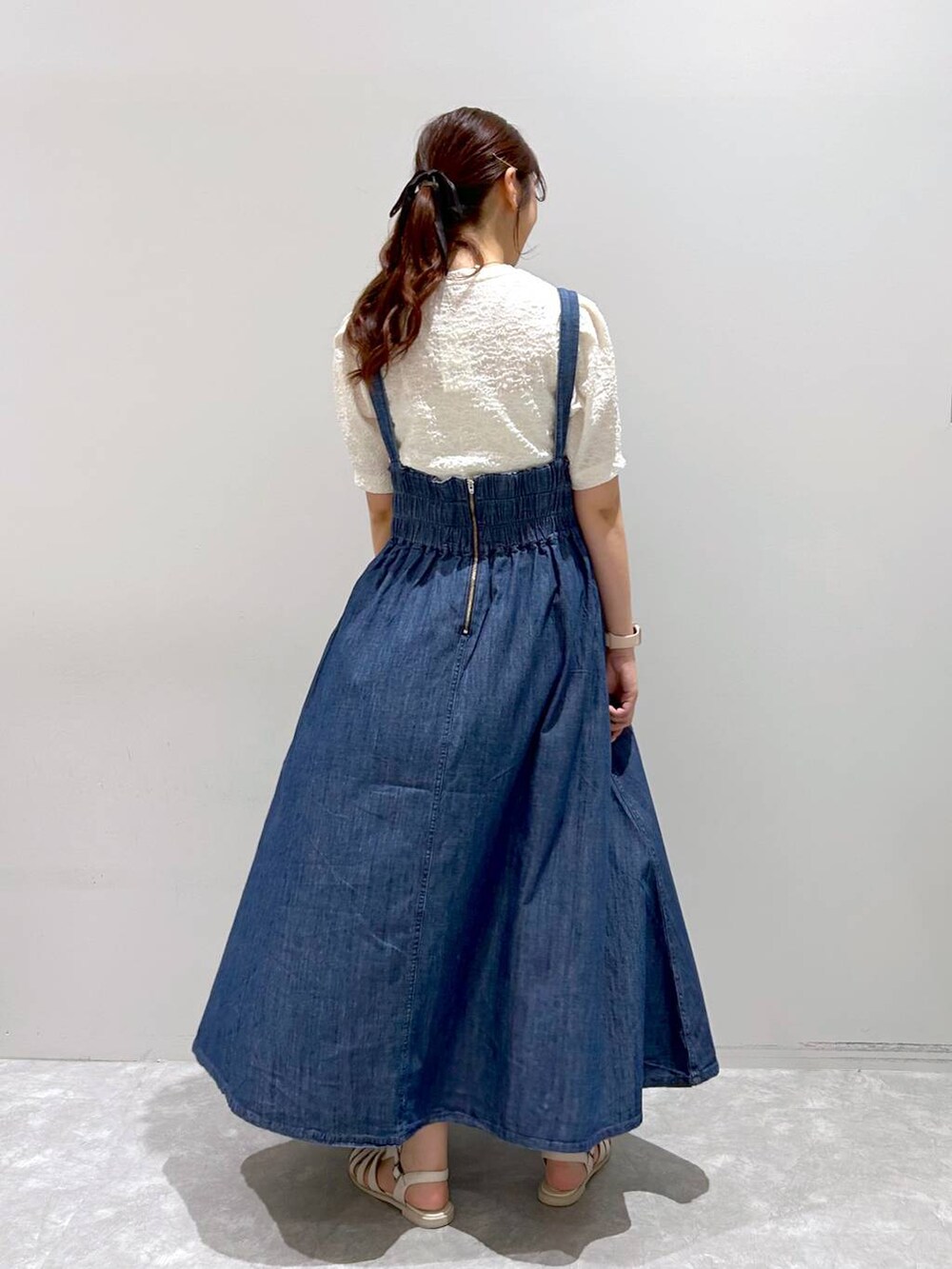 「ワンピース、女子ウケ、高身長、体型カバー、LOWRYS FARM、ローリーズスタイル_LOWRYS FARM、大人女子カジュアル_LOWRYS FARM、着痩せ・細見え、着痩せ、カジュアル、ワンマイル、夏コーデ」｜「LOWRYS FARMのグルカサンダル　182133（サンダル、ホワイト系）」を使った、minoriさん（レディース・168cm）の夏コーディネートの2枚目の写真