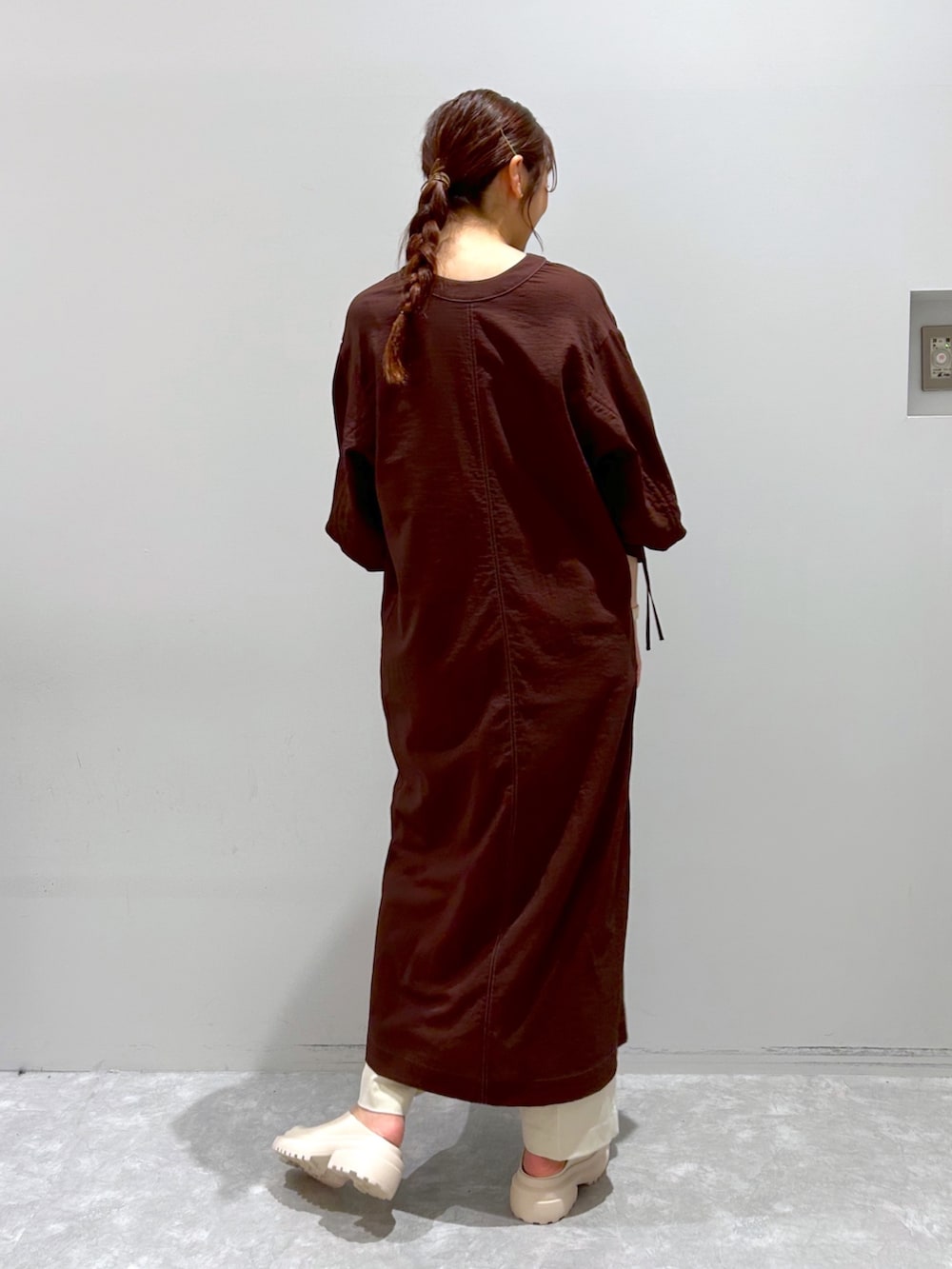 「ローリーズファーム(LOWRYS FARM)、ローリーズファーム、ワンピース、ドロストワンピース、クロッグ、秋コーデ」｜「LOWRYS FARMのドロストアームワンピース  968636（ワンピース、ブラウン系）」を使った、minoriさん（レディース・168cm）の秋コーディネートの2枚目の写真
