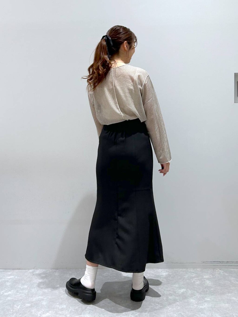 「ワンマイル、ローリーズスタイル_LOWRYS FARM、大人女子カジュアル_LOWRYS FARM、着痩せ、カジュアル、LOWRYS FARM、着痩せ・細見え、スカート、女子会、女子ウケ、高身長、体型カバー、夏コーデ」|「LOWRYS FARMの2WAYシアーラッセルロングスリーブ 191371(シャツ/ブラウス、ホワイト系)」を使った、minoriさん(レディース・168cm)の秋コーディネートの2枚目の写真
