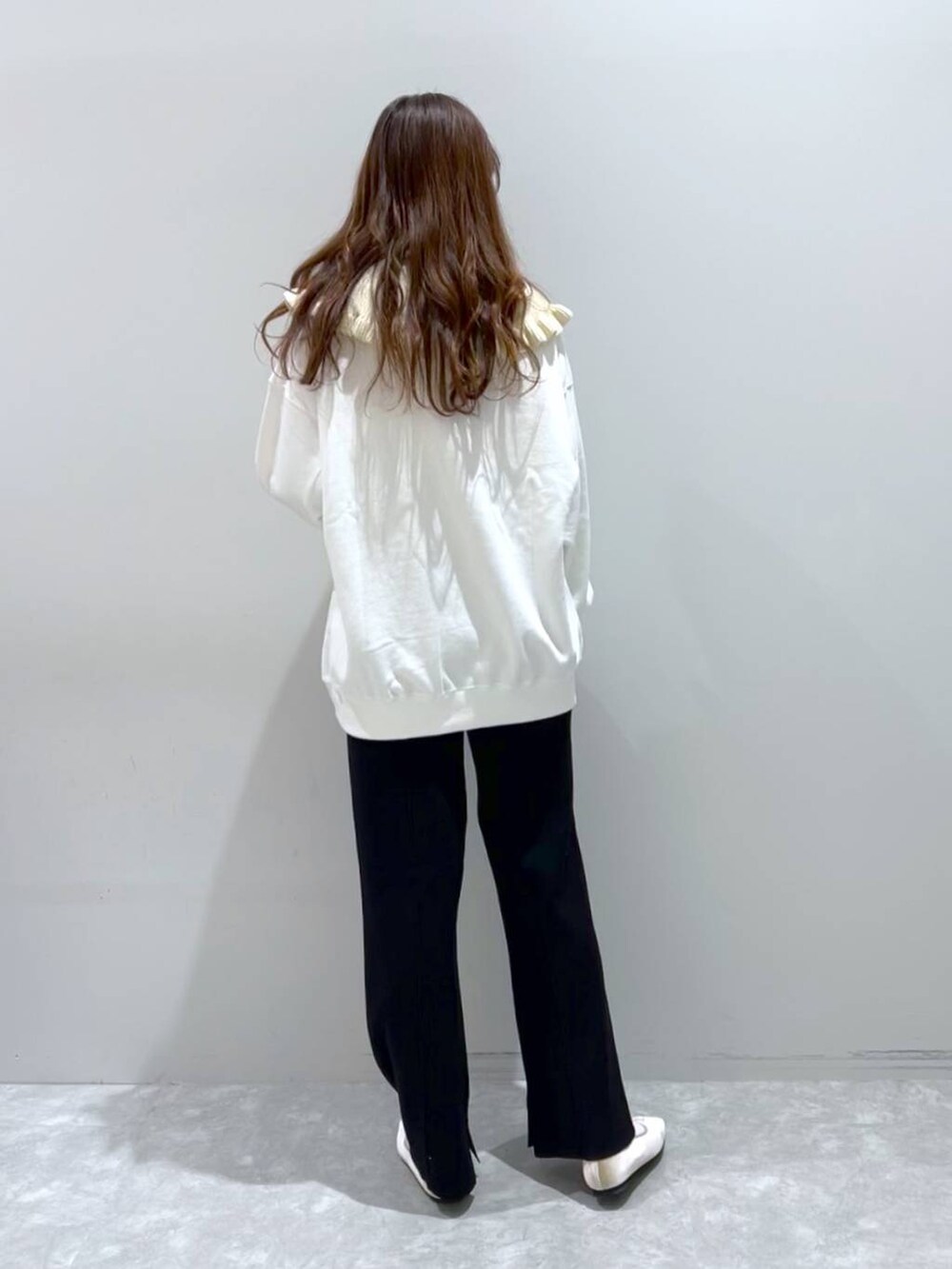 「着痩せ、着痩せ・細見え、女子ウケ、高身長、体型カバー、ワンマイル、秋コーデ、ローリーズスタイル_LOWRYS FARM、大人女子カジュアル_LOWRYS FARM、カジュアル、LOWRYS FARM、スウェット、フラットシューズ」|「studio CLIPの【kazumiさんコラボ】カラーアソートシューズ(パンプス、ホワイト系)」を使った、minoriさん(レディース・168cm)の秋コーディネートの2枚目の写真