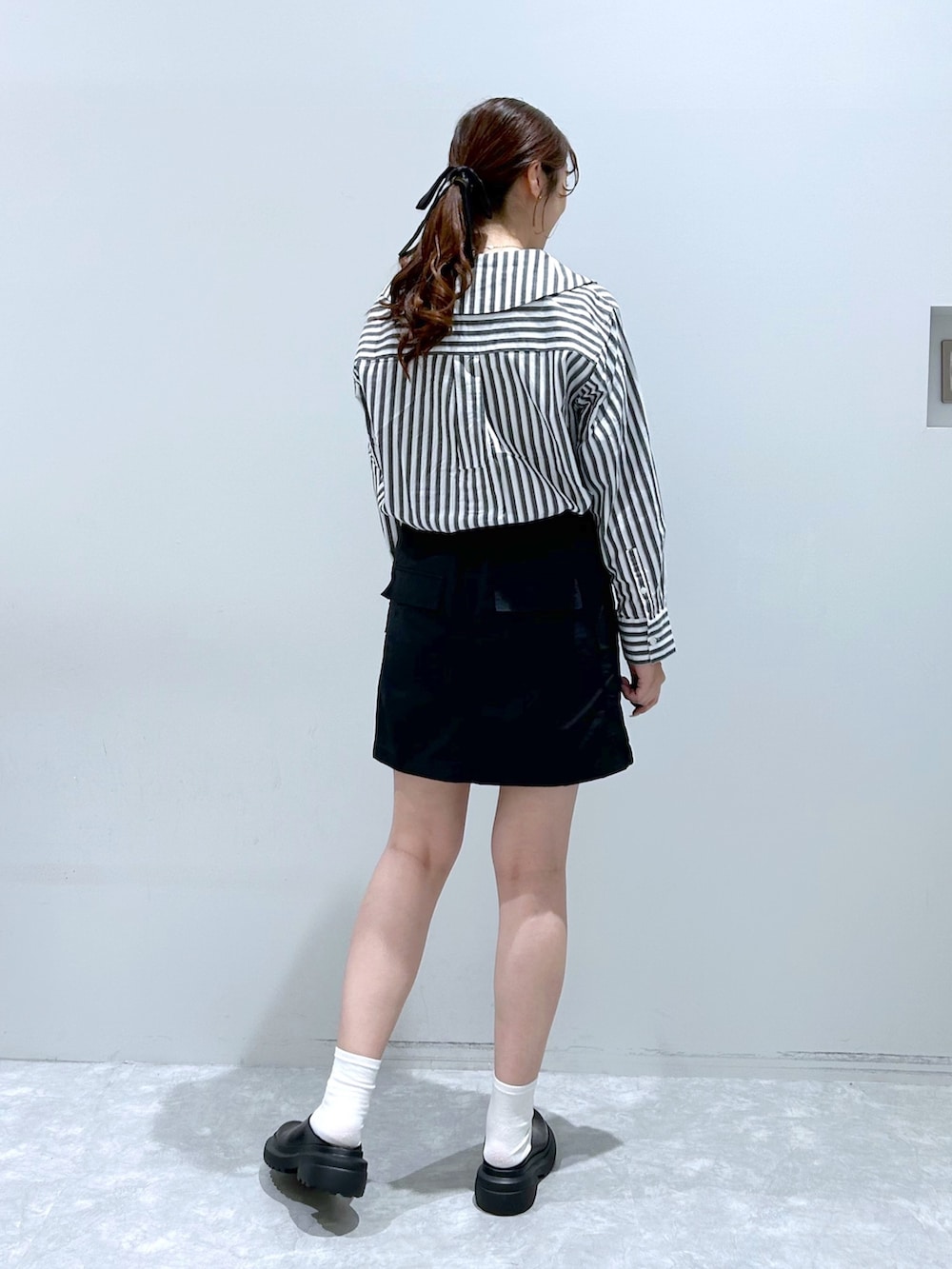 「ローリーズファーム(LOWRYS FARM)、ローリーズファーム、ブラウスコーデ、ビッグカラー、ミニスカート、カーゴスカート、クロッグ、ブラウス、秋コーデ」｜「LOWRYS FARMの２ＷＡＹポケットスカート  973859（スカート、ブラック系）」を使った、minoriさん（レディース・168cm）の秋コーディネートの2枚目の写真