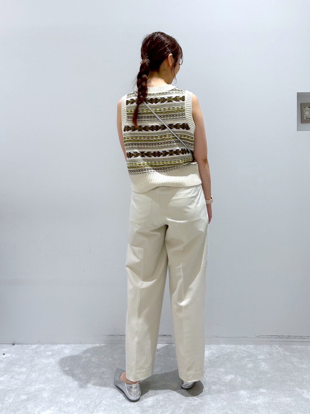 「ローリーズファーム(LOWRYS FARM)、ローリーズファーム、ニットベスト、ストレートパンツ、ワイドシルエット、パンプス、夏コーデ、秋コーデ」｜「LOWRYS FARMのジャガードネオンＬベスト　 968909（ベスト、ホワイト系）」を使った、minoriさん（レディース・168cm）の夏コーディネートの2枚目の写真