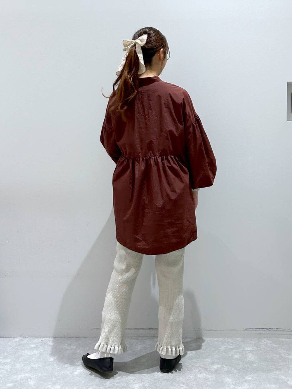 「ワンピース、ワンマイル、着痩せ、女子ウケ、高身長、体型カバー、ローリーズスタイル_LOWRYS FARM、大人女子カジュアル_LOWRYS FARM、カジュアル、LOWRYS FARM、着痩せ・細見え、秋コーデ」|「LOWRYS FARMのフリルチュニックワンピース 176300(ワンピース、ブラウン系)」を使った、minoriさん(レディース・168cm)の秋コーディネートの2枚目の写真