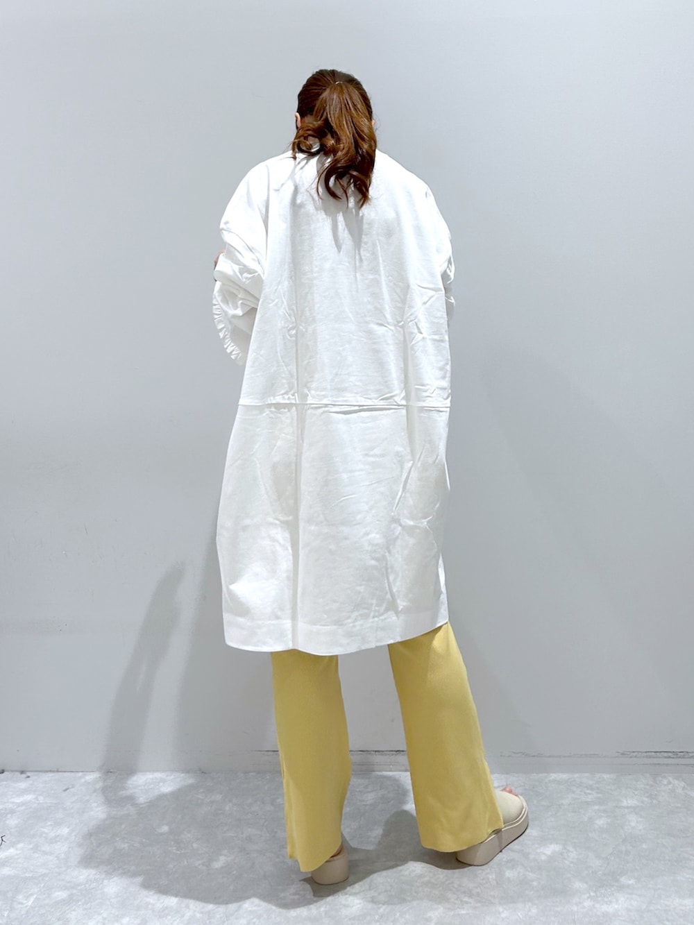 「ローリーズファーム(LOWRYS FARM)、ローリーズファーム、ワンピース、ビッグワンピース、ソデフリル、カットパンツ、アイスクリームフィーバー、コラボアイテム、カンドウフィットサンダル」｜「LOWRYS FARMのチビフリルＢＩＧワンピース／ＩＣＥ  966377（ワンピース、ホワイト系）」を使った、minoriさん（レディース・168cm）の夏コーディネートの2枚目の写真