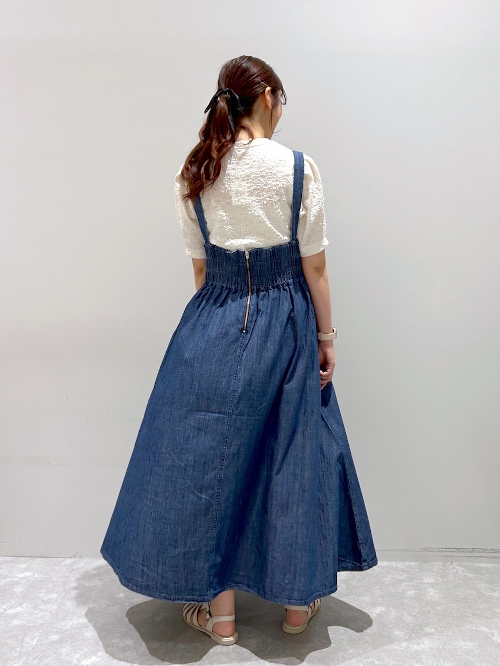「ローリーズファーム(LOWRYS FARM)、ローリーズファーム、ジャガードトップス、デニムジャンスカ、ジャンスカ、グルカサンダル、夏秋コーデ」｜「LOWRYS FARMのジャガードパワショル５部袖　971602（Tシャツ/カットソー、ホワイト系）」を使った、minoriさん（レディース・168cm）の夏コーディネートの2枚目の写真