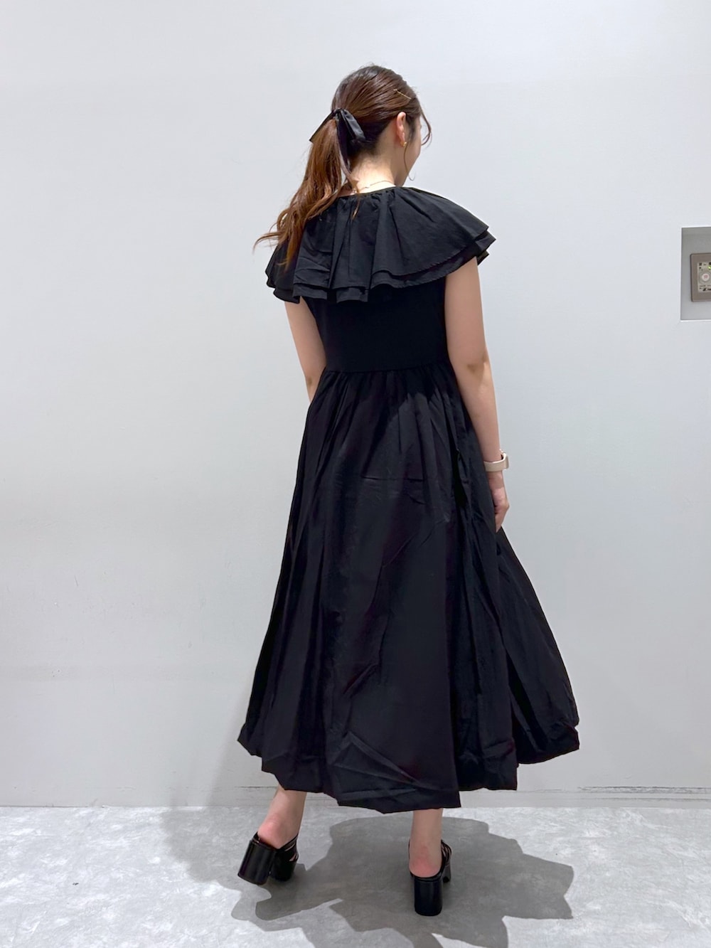 「ローリーズファーム(LOWRYS FARM)、ローリーズファーム、バルーンワンピース、つけえり、ワンピース、あつぞこサンダル、ヘアカフ、女子会、夏コーデ」｜「LOWRYS FARMのツケエリツキバルーンワンピース　964158（ワンピース、ブラック系）」を使った、minoriさん（レディース・168cm）の夏コーディネートの2枚目の写真