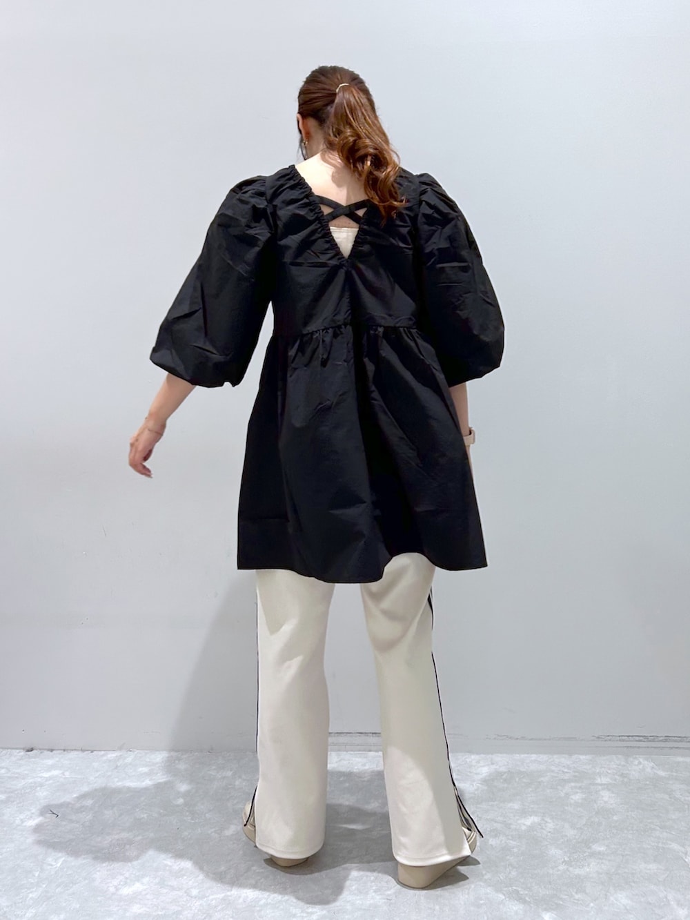 「ローリーズファーム(LOWRYS FARM)、ローリーズファーム、アイスクリームフィーバー、コラボアイテム、ワンピース、ラインパンツ、カンドウフィットサンダル、夏コーデ」｜「LOWRYS FARMのバックリボンワンピース／ＩＣＥ  966374（ワンピース、ブラック系）」を使った、minoriさん（レディース・168cm）の夏コーディネートの2枚目の写真