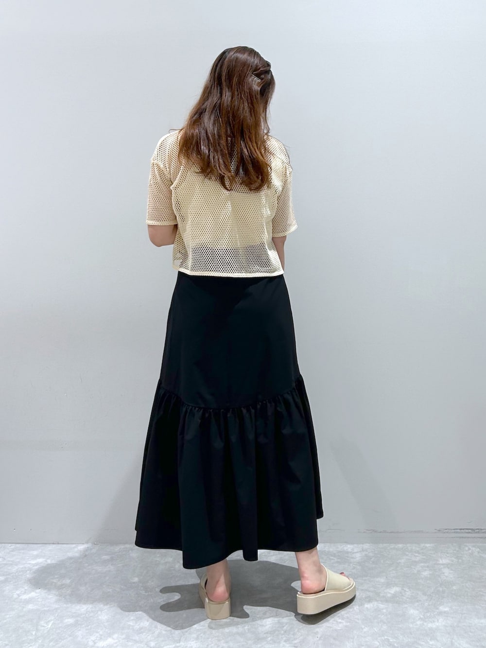 「ローリーズファーム(LOWRYS FARM)、ローリーズファーム、メッシュトップス、メッシュカーディガン、ティアードスカート、カンドウフィットサンダル、夏コーデ、ワンマイルコーデ、女子会」｜「LOWRYS FARMの２ＷＡＹメッシュリボン５分袖　963728（Tシャツ/カットソー、ホワイト系）」を使った、minoriさん（レディース・168cm）の夏コーディネートの2枚目の写真
