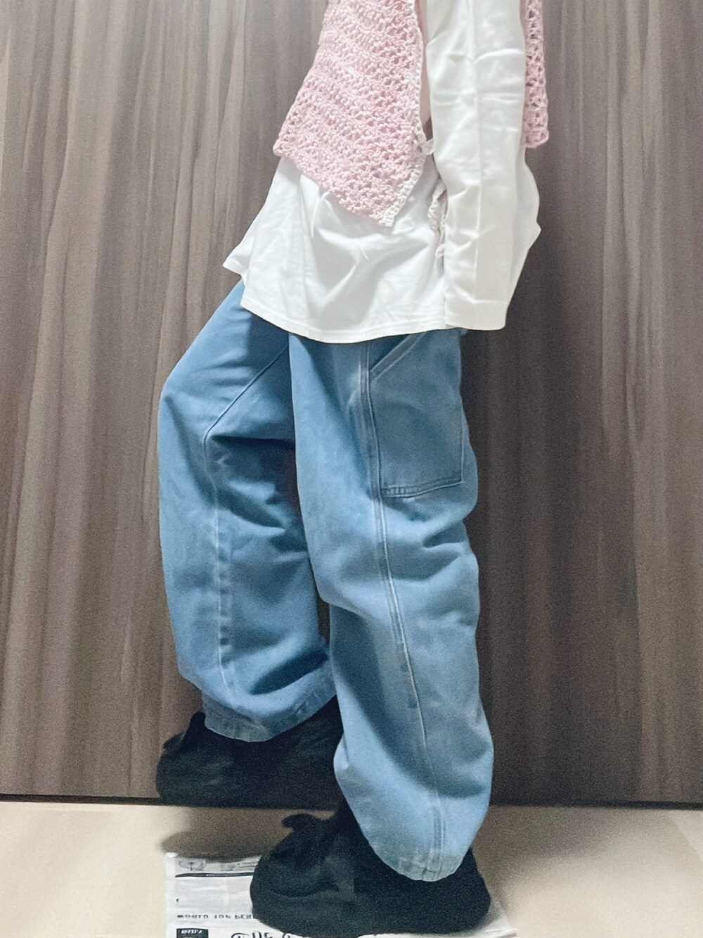 ブルー系のデニムパンツ、ホワイト系のTシャツ/カットソー、ブラック系のスニーカーを着用したレディースの夏コーディネートの3枚目の写真