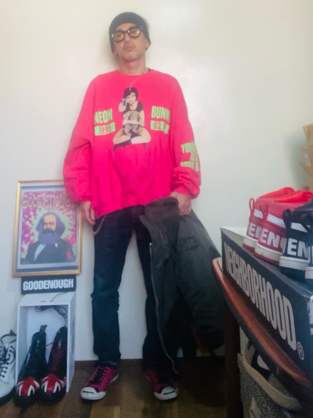 ピンク系のスウェット、グレー系のMA-1、ピンク系のスニーカーを着用したメンズの冬コーディネートの2枚目の写真