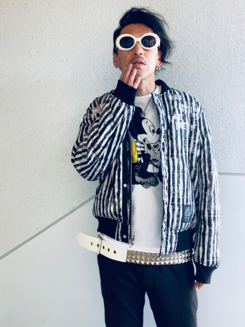 ブラック系のブーツ、ブラック系のMA-1、ホワイト系のTシャツ/カットソーを着用したメンズの秋コーディネートの5枚目の写真