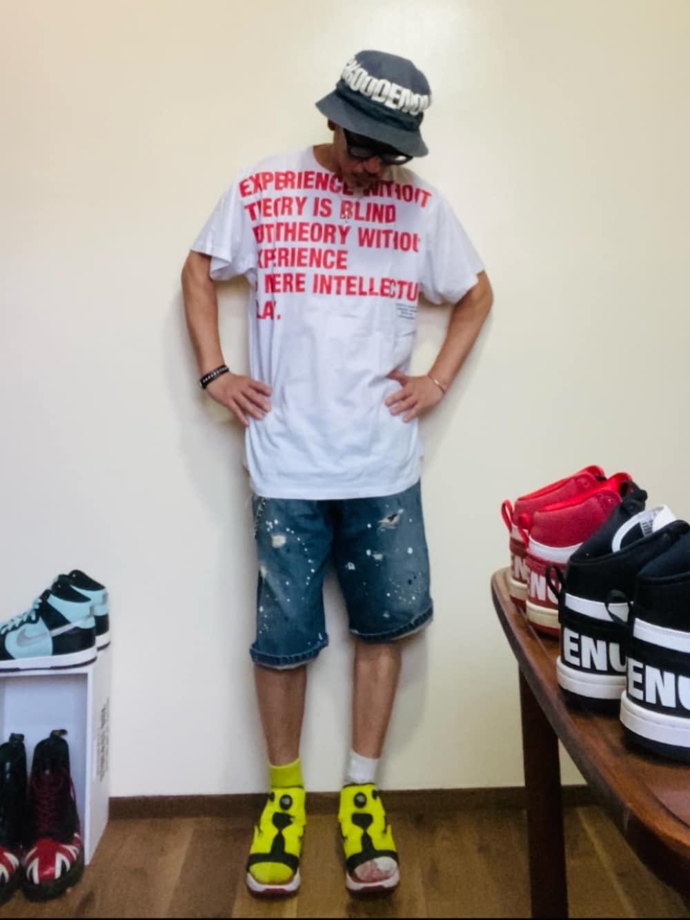ブルー系のデニムパンツ、ホワイト系のTシャツ/カットソー、イエロー系のサンダルを着用したメンズの夏コーディネートの2枚目の写真