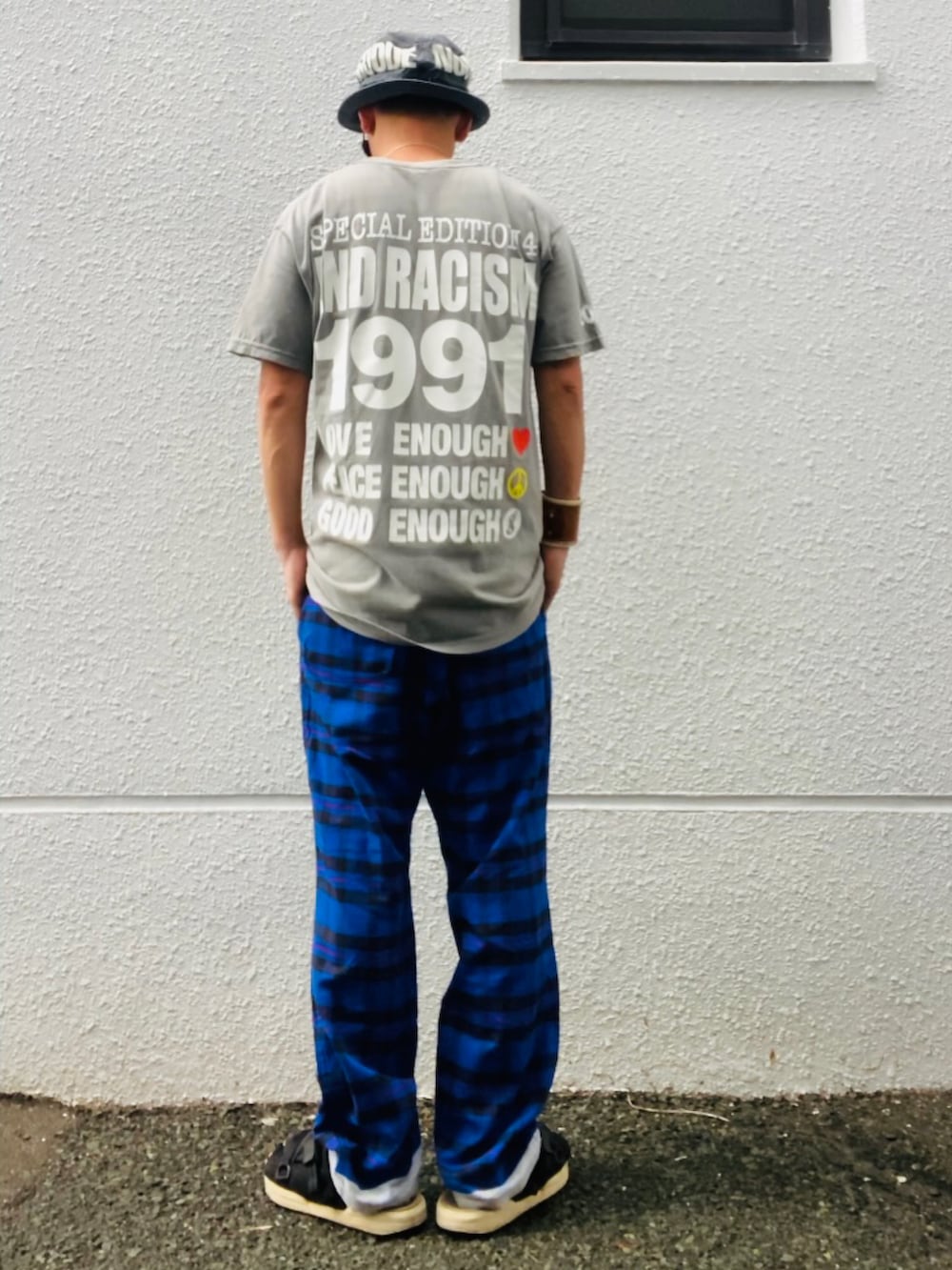 グレー系のTシャツ/カットソー、ブルー系のその他パンツ、ブラック系のサンダルを着用したメンズの夏コーディネートの3枚目の写真