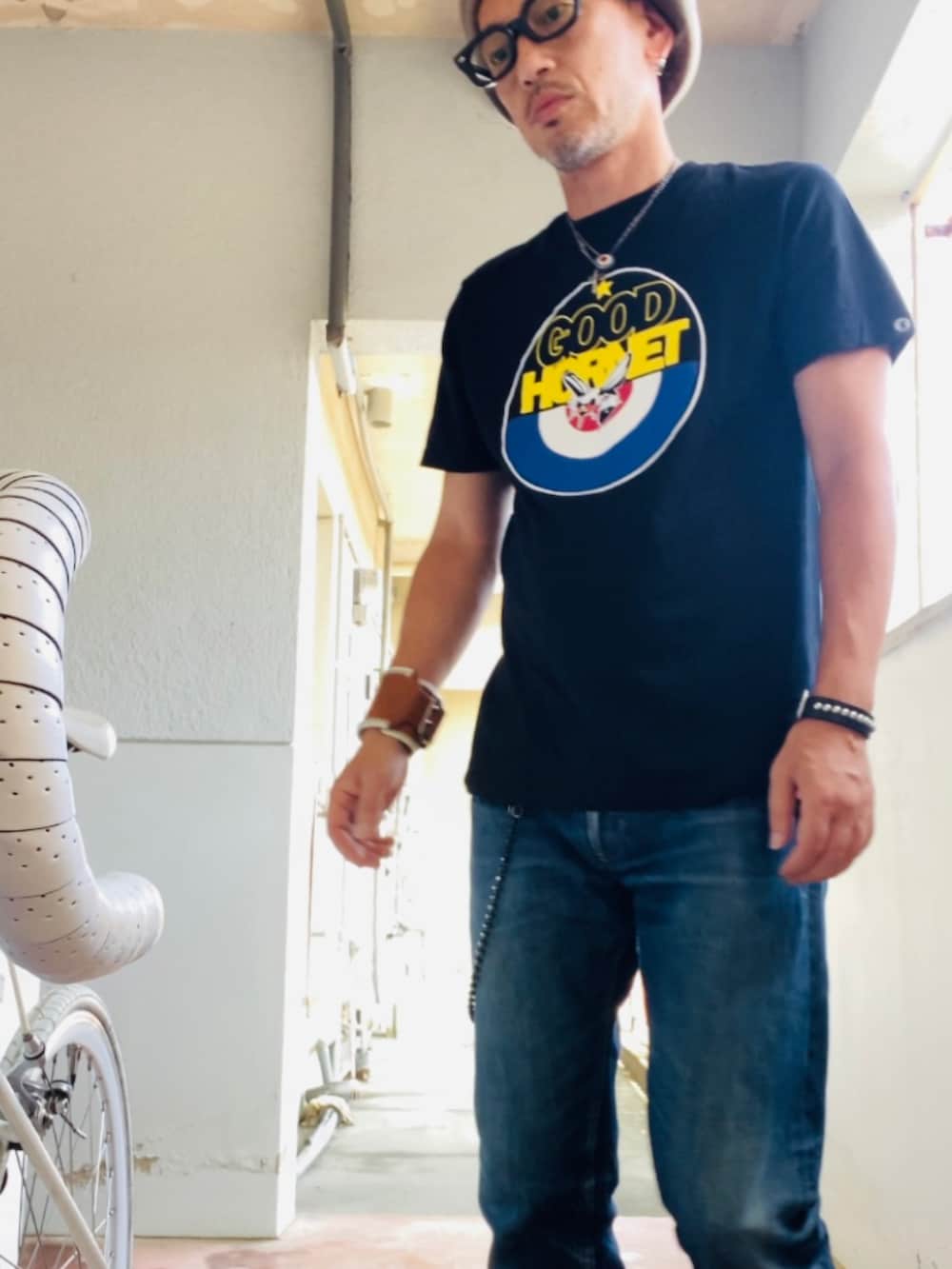 ブラック系のTシャツ/カットソー、ブルー系のデニムパンツ、グリーン系のブーツを着用したメンズの秋コーディネートの5枚目の写真