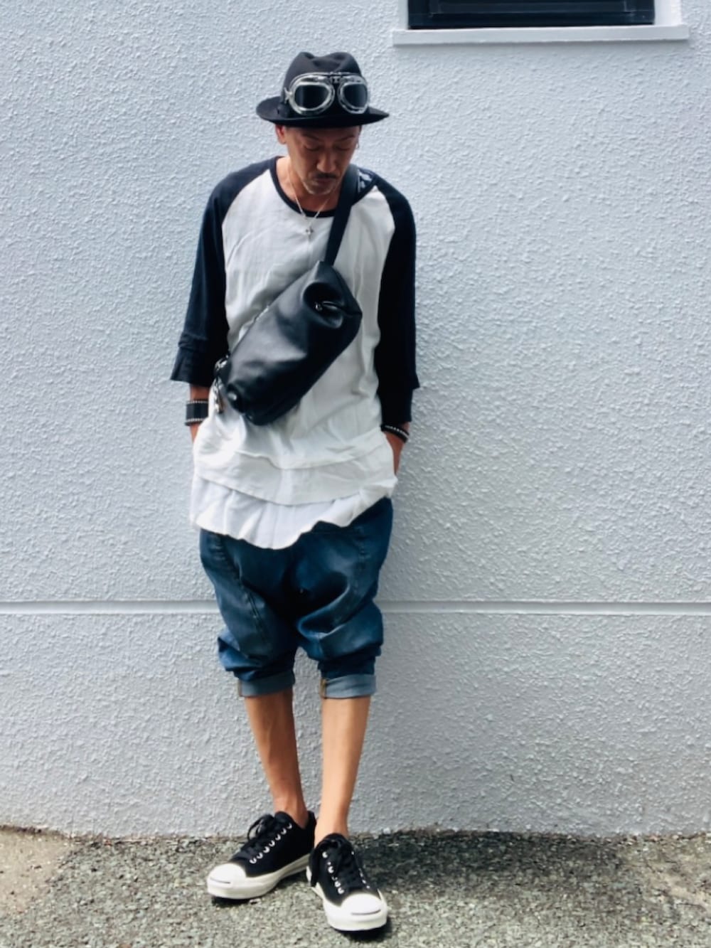 ブルー系のデニムパンツ、ブラック系のスニーカー、ブラック系のショルダーバッグを着用したメンズの夏コーディネートの5枚目の写真