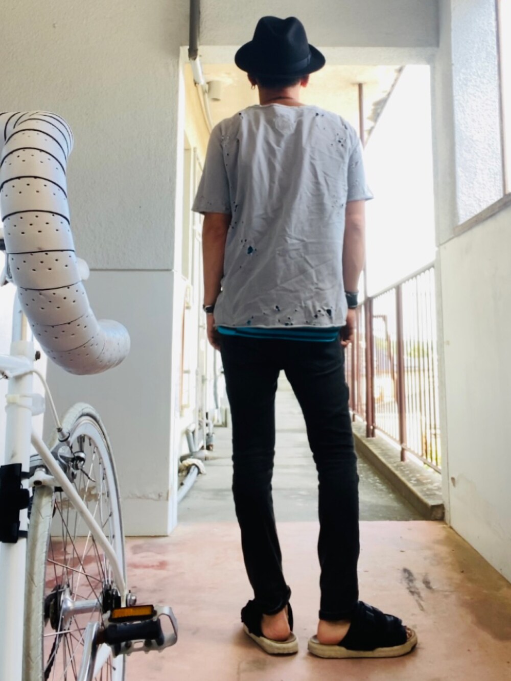 グレー系のTシャツ/カットソー、ブルー系のタンクトップ、ブラック系のデニムパンツを着用したメンズの秋コーディネートの3枚目の写真