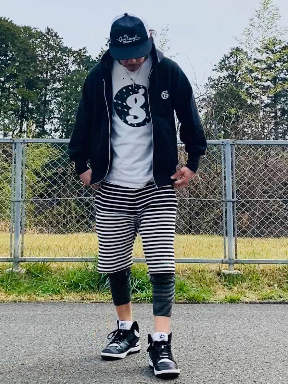 ブラック系のパーカー、ホワイト系のTシャツ/カットソー、グレー系のスウェットパンツを着用したメンズの春コーディネートの4枚目の写真