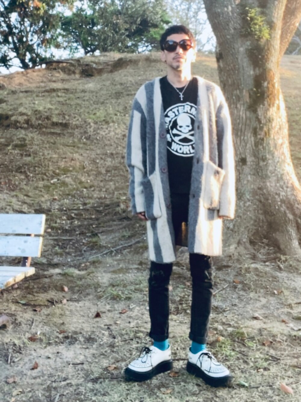グレー系のカーディガン/ボレロ、ブラック系のTシャツ/カットソー、ブラック系のデニムパンツを着用したメンズの秋コーディネートの5枚目の写真