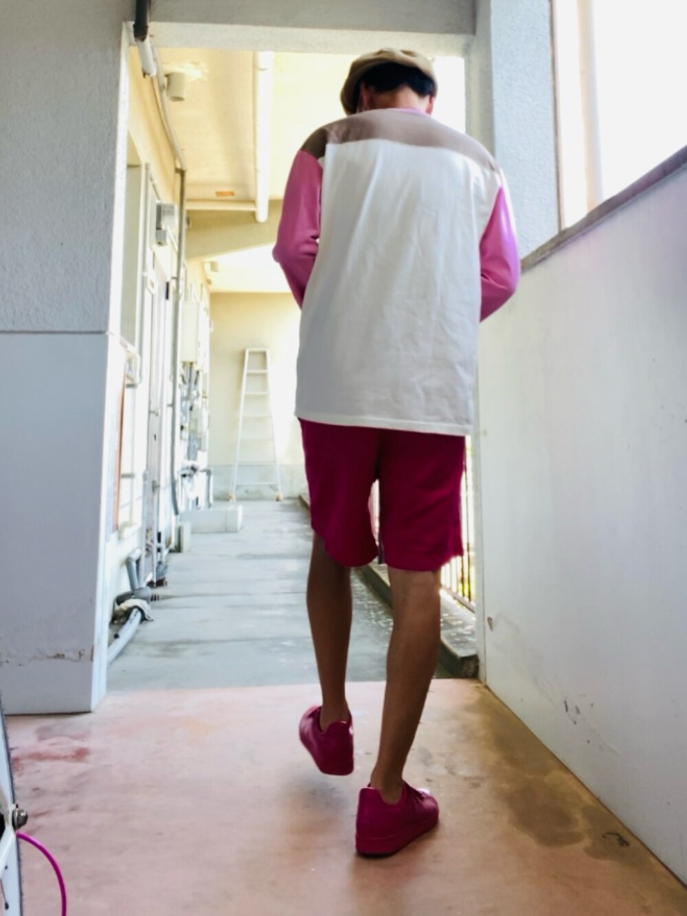 ピンク系のTシャツ/カットソー、ピンク系のその他パンツ、ピンク系のスニーカーを着用したメンズの春コーディネートの4枚目の写真