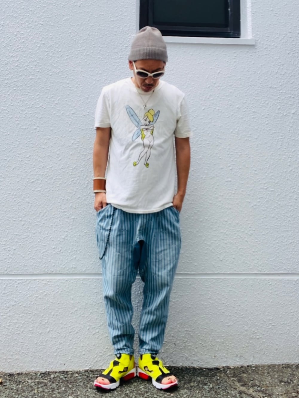 ホワイト系のTシャツ/カットソー、ブルー系のデニムパンツ、イエロー系のサンダルを着用したメンズの夏コーディネートの3枚目の写真