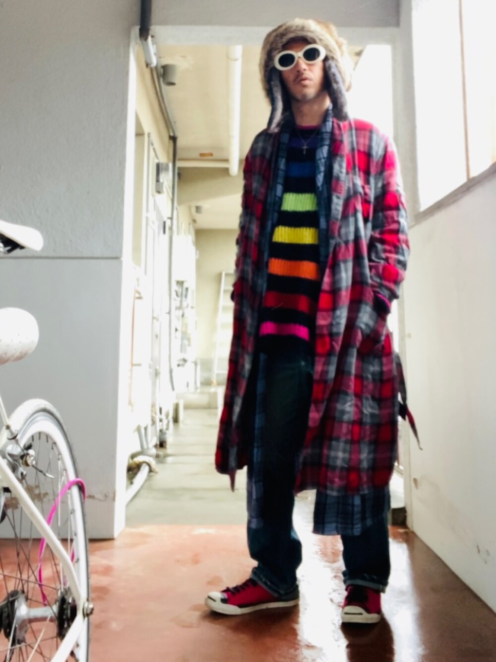 レッド系のノーカラーコート、その他のニット/セーター、ブルー系のシャツ/ブラウスを着用したメンズの冬コーディネートの5枚目の写真