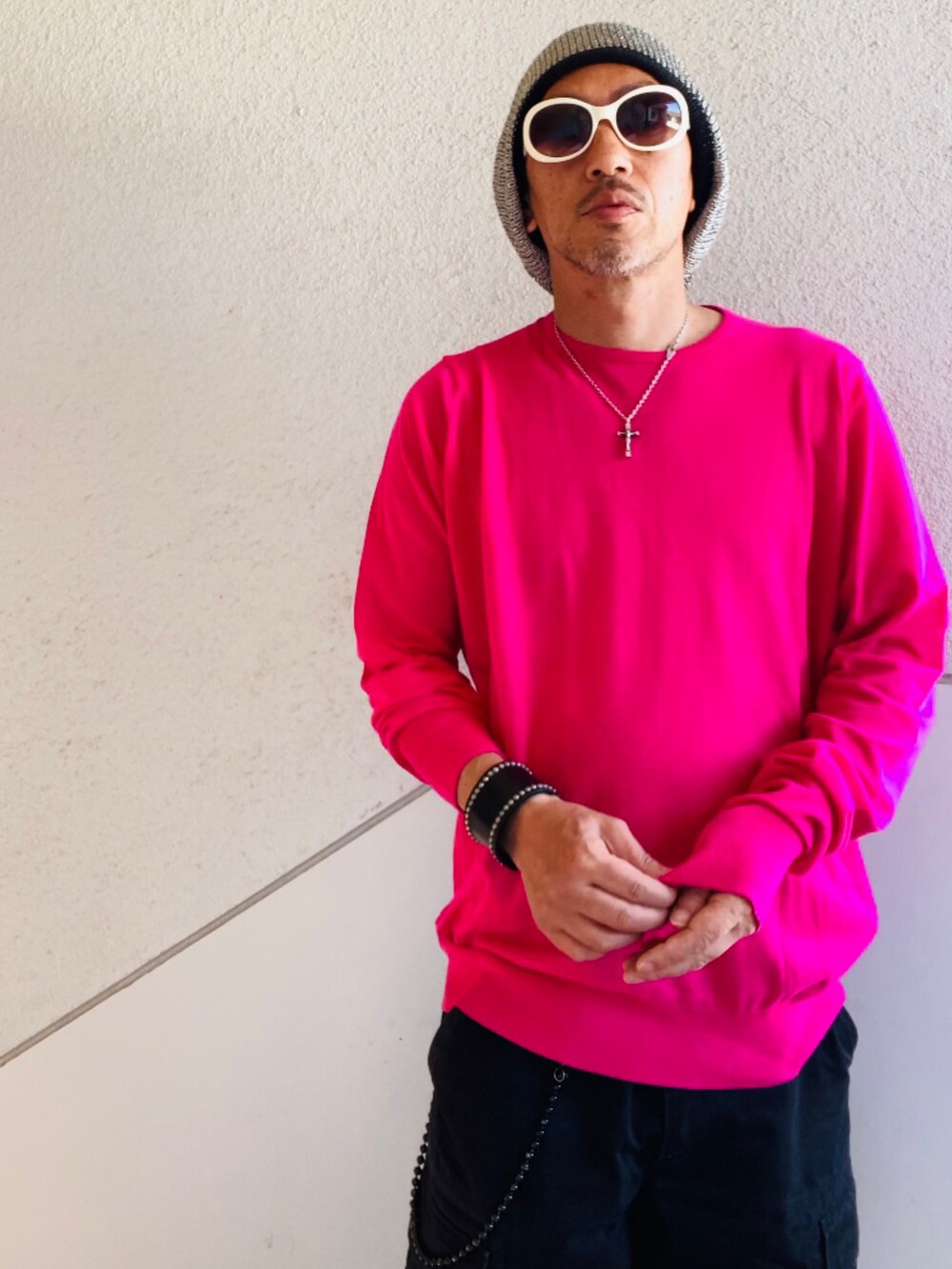 ピンク系のニット/セーター、ブラック系のカーゴパンツ、ブラック系のサンダルを着用したメンズの夏コーディネートの4枚目の写真