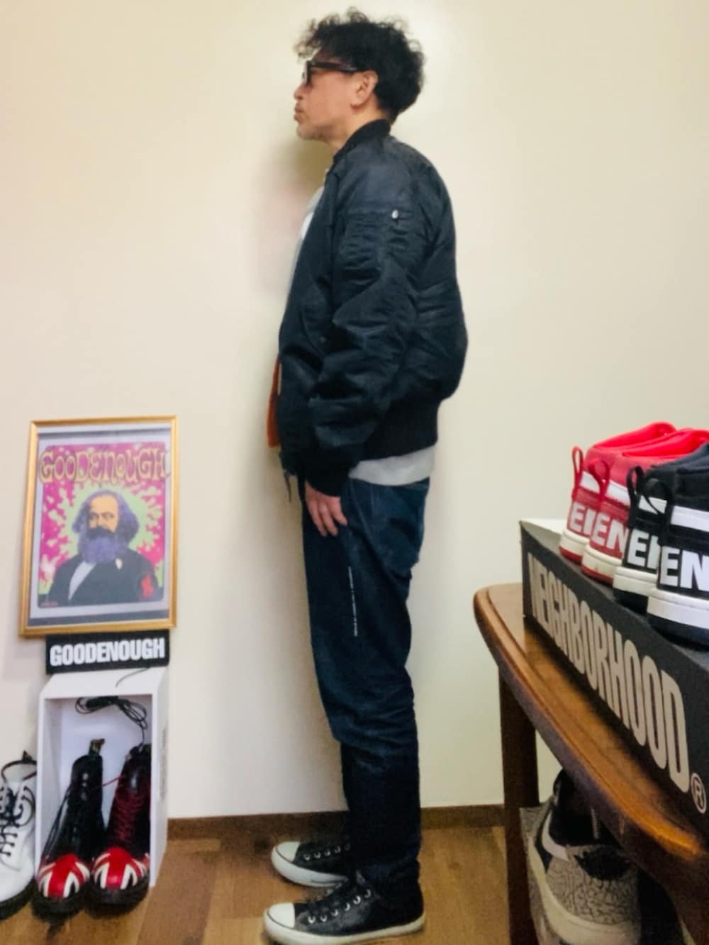 グレー系のスウェット、ブラック系のMA-1、ブルー系のデニムパンツを着用したメンズの冬コーディネートの3枚目の写真