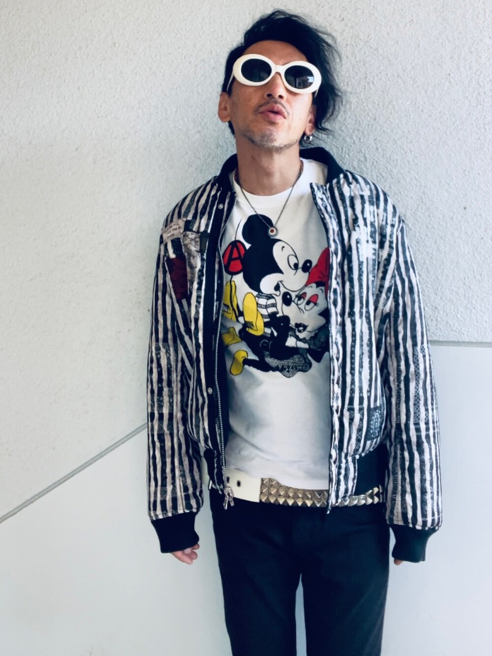 ブラック系のブーツ、ブラック系のMA-1、ホワイト系のTシャツ/カットソーを着用したメンズの秋コーディネートの2枚目の写真