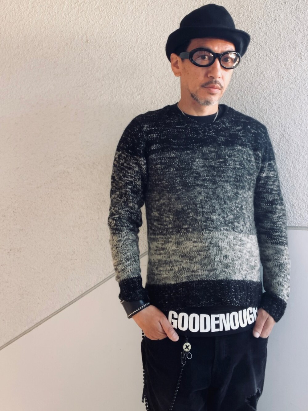 ブラック系のニット/セーター、ブラック系のスウェット、ブラック系のその他パンツを着用したメンズの春コーディネートの4枚目の写真