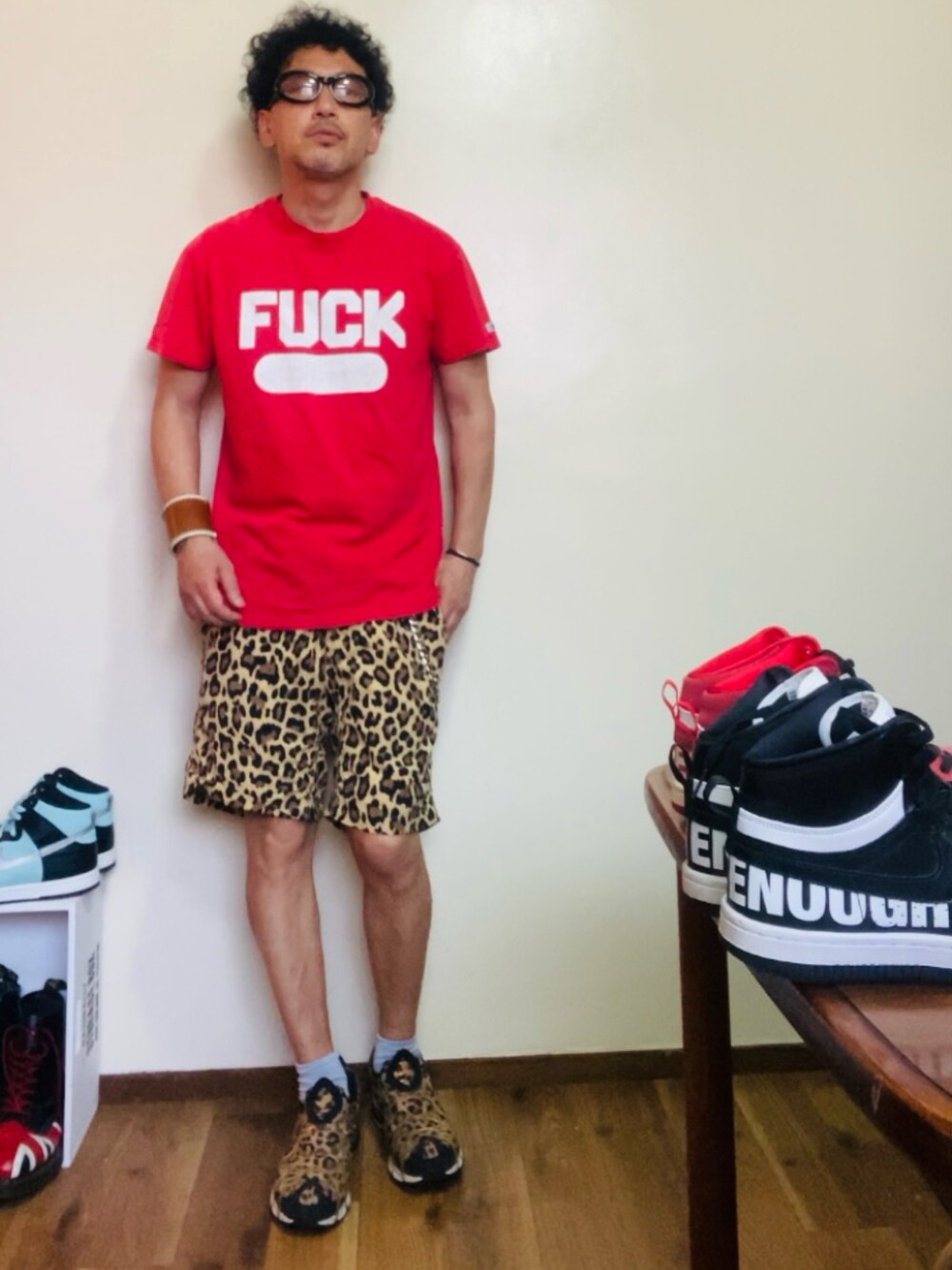 レッド系のTシャツ/カットソー、イエロー系のその他パンツ、ブラウン系のスリッポンを着用したメンズの夏コーディネートの4枚目の写真