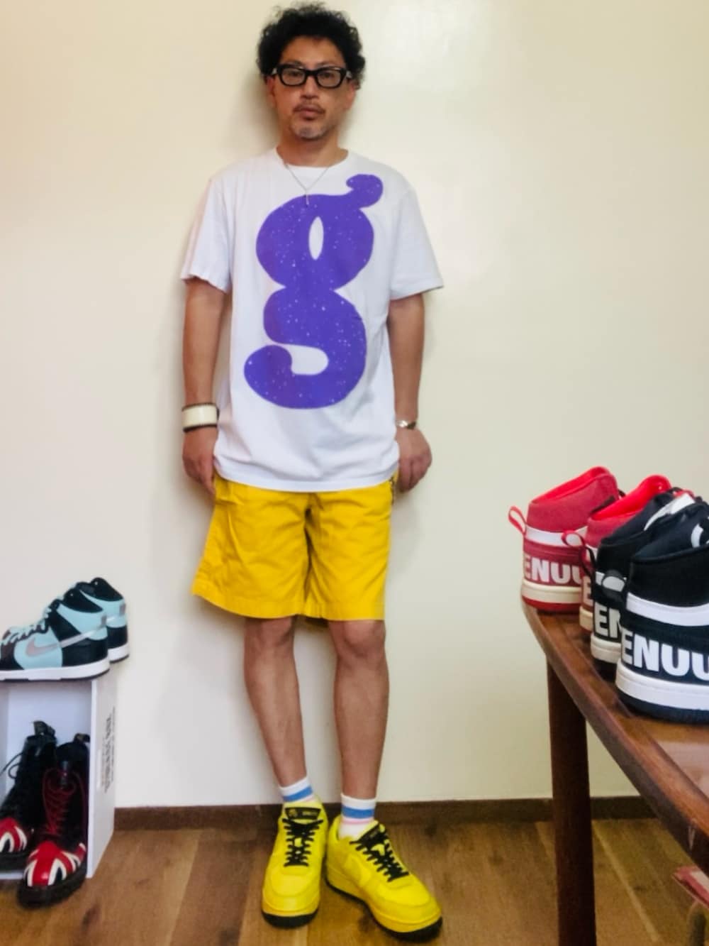 ホワイト系のTシャツ/カットソー、イエロー系のその他パンツ、イエロー系のスニーカーを着用したメンズの夏コーディネートの3枚目の写真