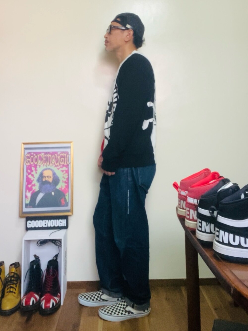その他のスウェット、ブルー系のデニムパンツ、ホワイト系のスリッポンを着用したメンズの秋コーディネートの3枚目の写真