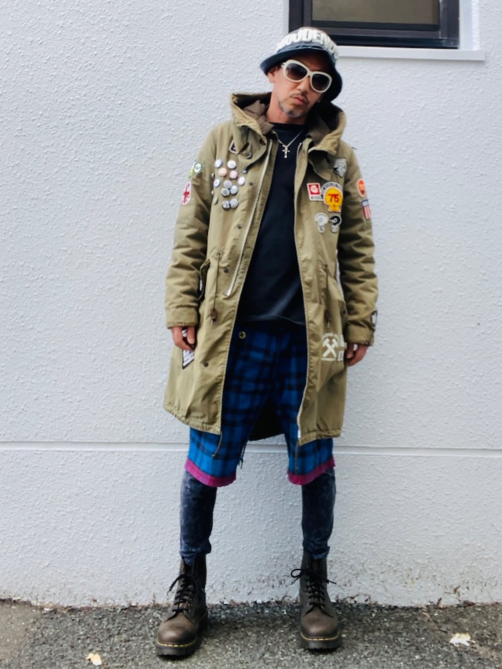 グリーン系のモッズコート、ブルー系のその他パンツ、グリーン系のブーツを着用したメンズの春コーディネートの2枚目の写真