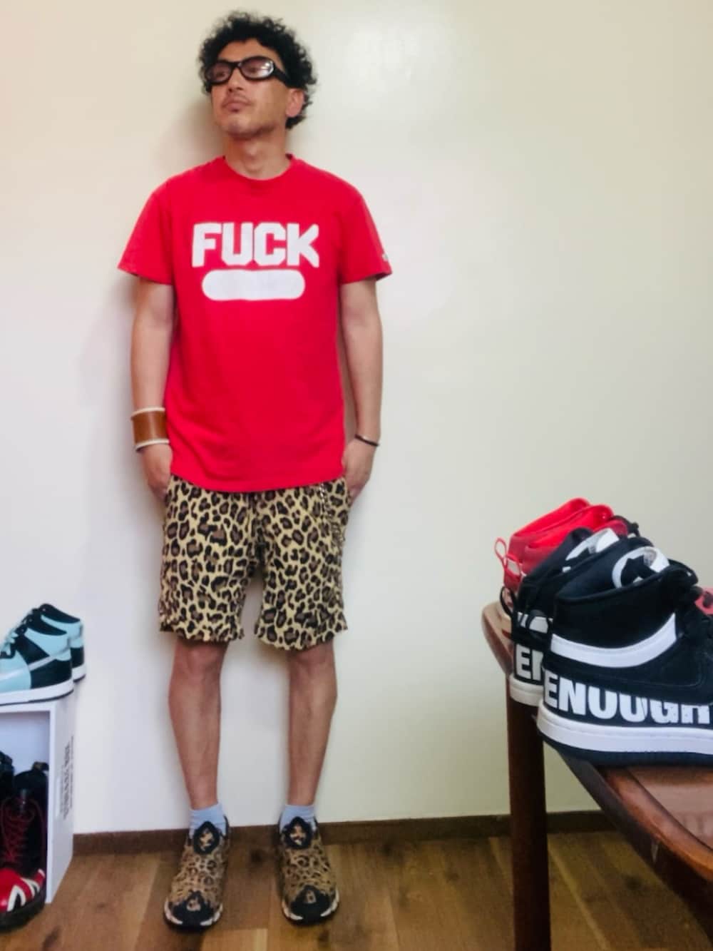レッド系のTシャツ/カットソー、イエロー系のその他パンツ、ブラウン系のスリッポンを着用したメンズの夏コーディネートの2枚目の写真