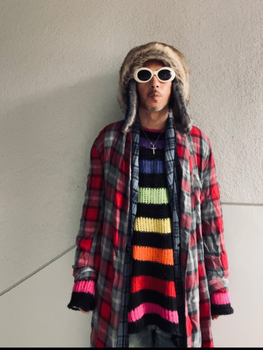 レッド系のノーカラーコート、その他のニット/セーター、ブルー系のシャツ/ブラウスを着用したメンズの冬コーディネートの2枚目の写真