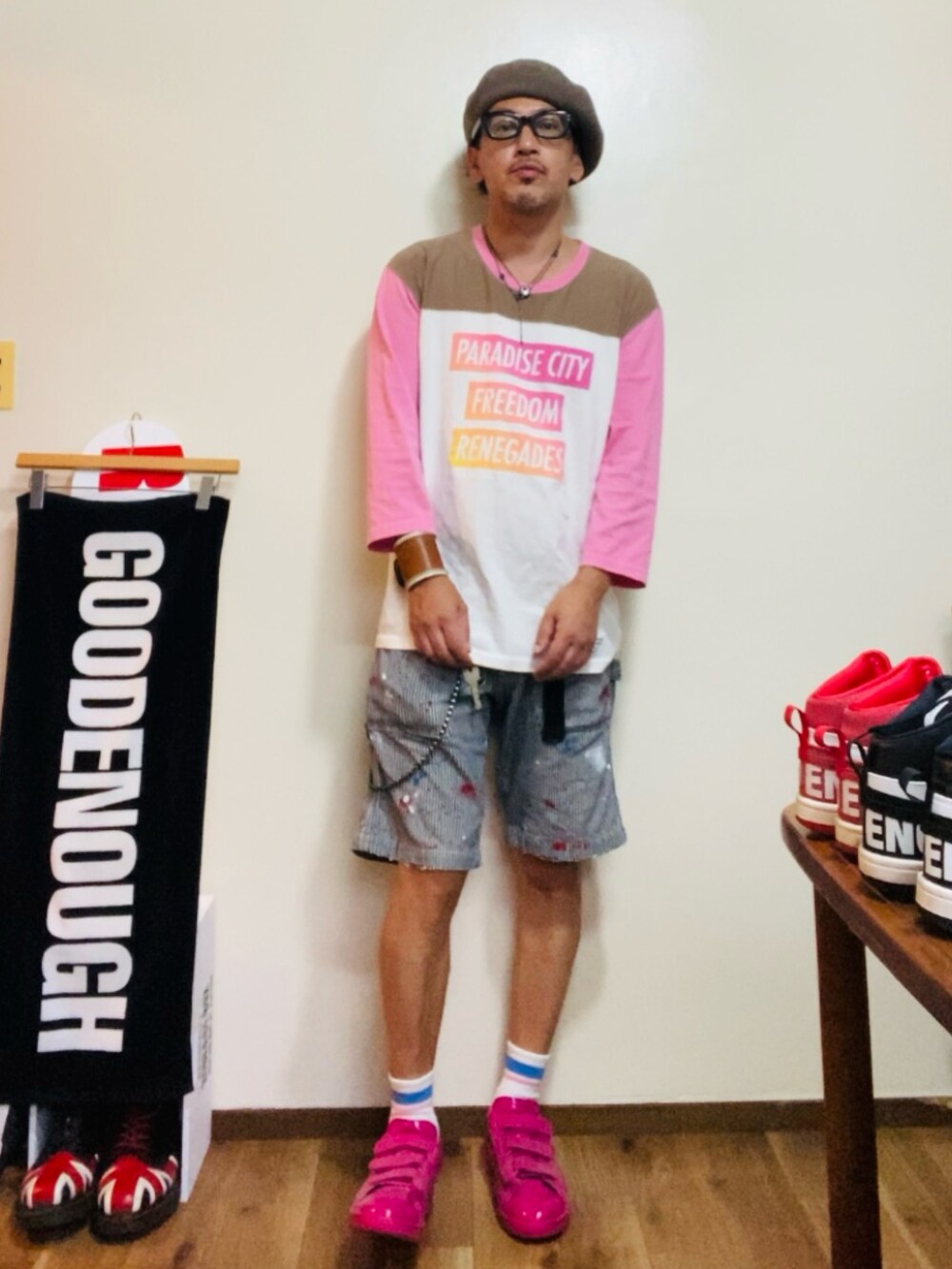 ピンク系のTシャツ/カットソー、グレー系のデニムパンツ、ピンク系のスニーカーを着用したメンズの夏コーディネートの2枚目の写真